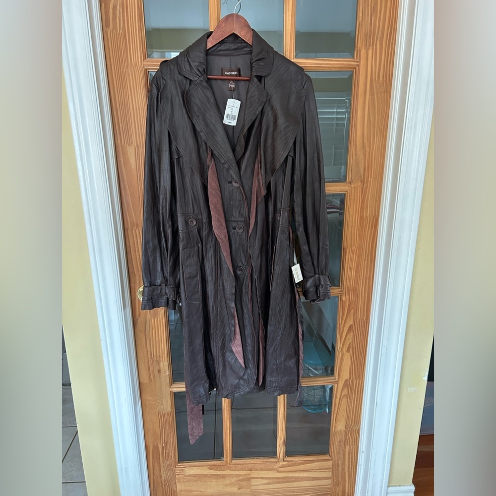 Danier Women's Brown Leather Trench Coat with Belt - Picture 4 of 16